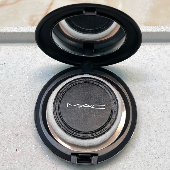 MAC ~ ‘MEDIUM’ Blot Powder Compact with Mirror ~ Full Size 12 g ~ NIB - Picture 8 of 16
